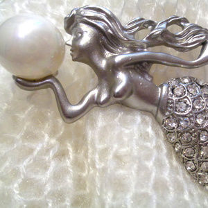 AERIAL CATCHES THE PEARL VINTAGE LADY BIG BROOCH